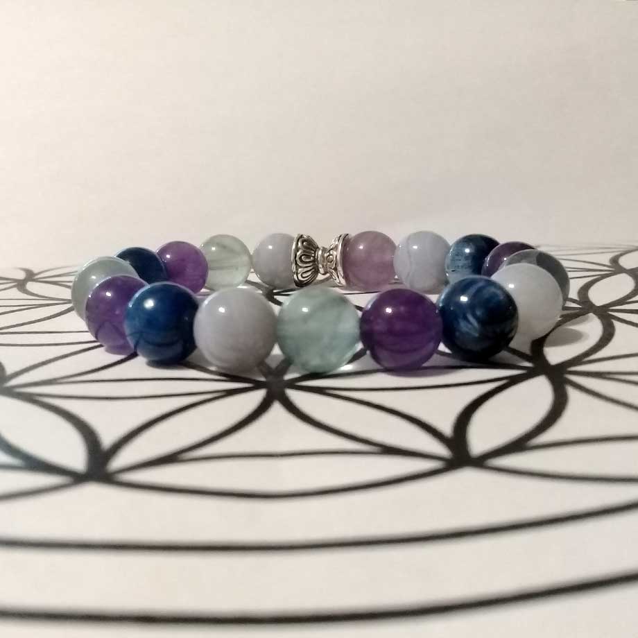 Bracelet spécial rentrée en pierres naturelles Fluorite arc-en-ciel, Calcédoine bleue, Cyanite bleue et Améthyste