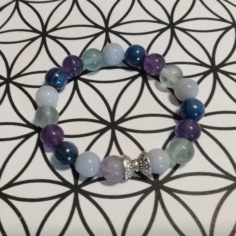 Bracelet spécial rentrée en pierres naturelles Fluorite arc-en-ciel, Calcédoine bleue, Cyanite bleue et Améthyste