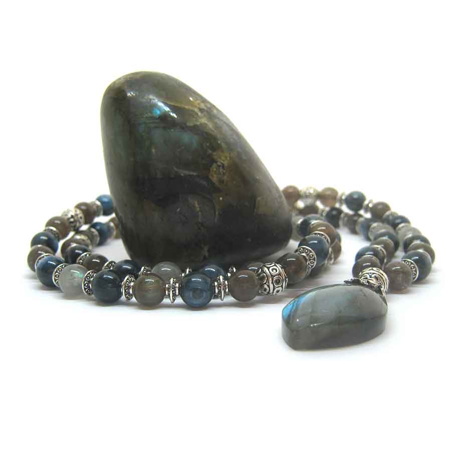 Collier Viśhuddha Cyanite Labradorite naturelles