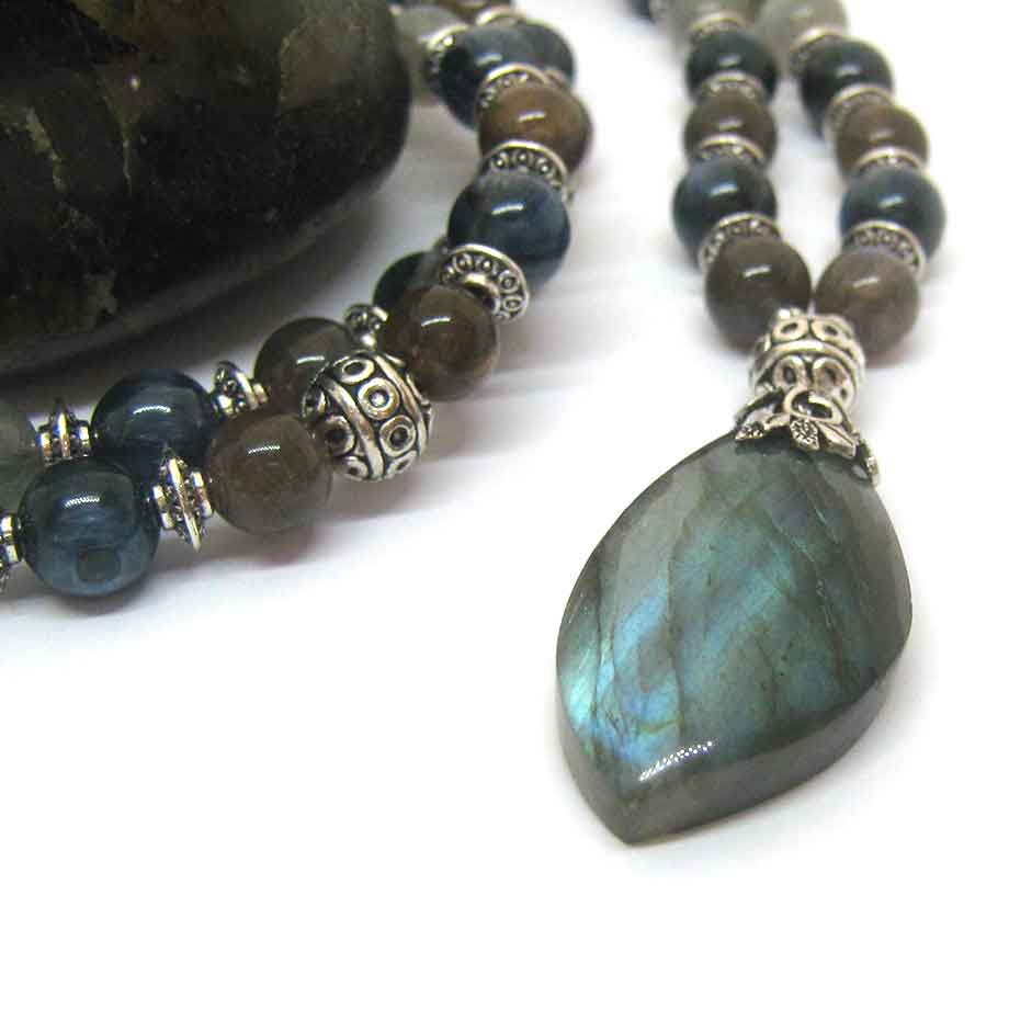 Collier Viśhuddha Cyanite Labradorite naturelles