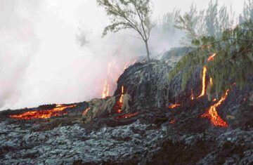 Coul&eacute;e de lave dans l'oc&eacute;an - &Eacute;ruption Piton de la Fournaise 2007