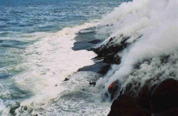 Lave au contact de l'eau - &Eacute;ruption Piton de la Fournaise 2007