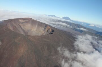 Le Crat&egrave;re Dolomieu situ&eacute; au sommet du Piton de la Fournaise - Ile de la R&eacute;union